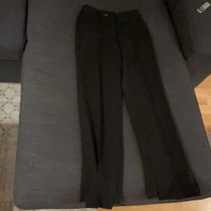 Svarta kostymbyxor  - Svarta kostymbyxor raka ben med två slittar vid slutet. Kan ej ta bild på då dom inte passar längre. Frakt ingår