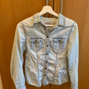 Skjorta från Hampton Republic - Jeansskjorta i fint skick! Stl. 34. Från märket Hampton republic. 