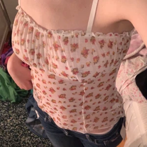 Topp - Supersöt topp kan man väll säga. Det är egentligen ett plagg att ha som underkläder men det är dubbla tyger vit brösten så det syns knappt igenom så man kan ha den som tröja också. Supergullig med blommor🌸 från Urban outfitters. Stl s. Priset va 300, säljer för  130 inkl frakt 