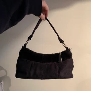 Mini väska - Liten svart väska med fluff detalj på toppen 🖤