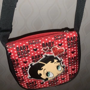 bettyboop väska  - Jättegullig bettyboop väska köpt där ca 5 år sen i Dubai, köpte den för va 400 svenska kronor. 