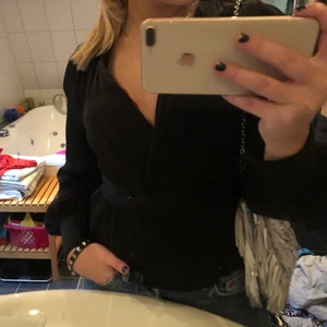 Blus  - Snygg blus från Other stories. Använd max två gånger, fint skick! Köpte för ca 600kr och säljer för att den inte kommer till användning. Storlek 38 men sitter mer som en 36 skulle jag säga. Frakt tillkommer 💕