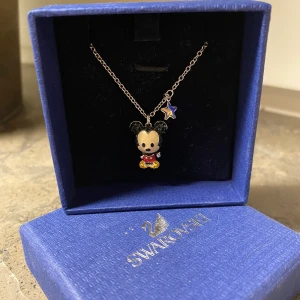 Swarovski halsband - Mussepigg - En perfekt julklapp till dig själv eller någon du tycker om! Vem älskar inte mussepigg?❤️🎅🏼Swarovski halsband med smycke föreställande Mussepigg och en stjärna. Smyckat med glittrande swarovski stenar. Skickas med spårbar frakt. ✨Buda på priset✨