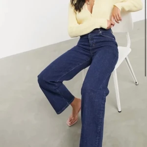 Jeans - Superfina mörkblåa jeans från asos. Dom är endast använda ett fåtal gånger så är så gott som nya. Storlek w25 L32. Nypris: 500