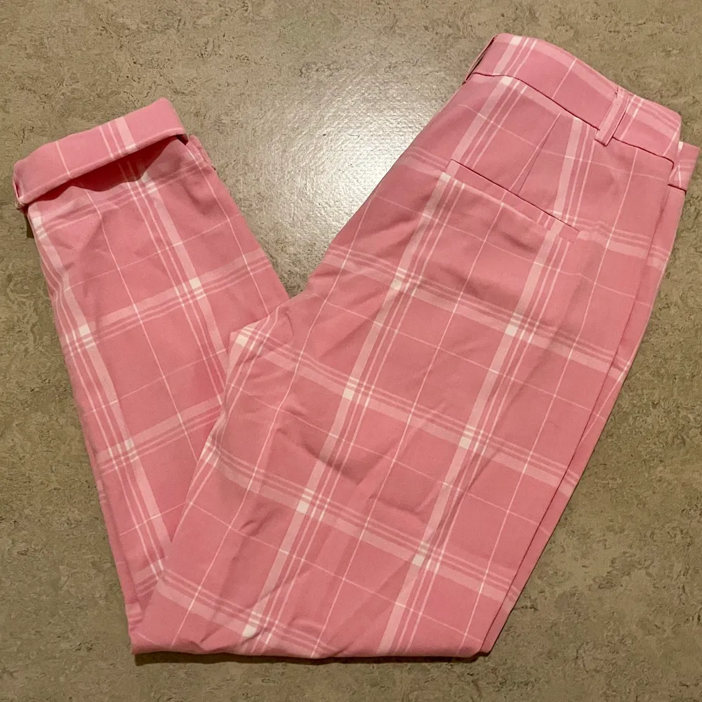 Rosa/vit rutiga högmidjade byxor från vero moda i storlek 36. De är stora i storleken (mer 38) men har sytt in dem så de passar 36 perfekt, skriv för exakta mått! Frakt tillkommer💞. Jeans & Byxor.