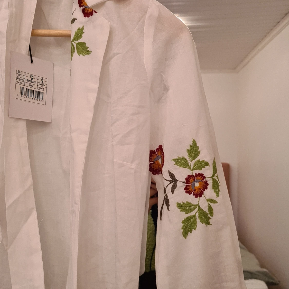 Snygg omlott blus/top med broderier - 90