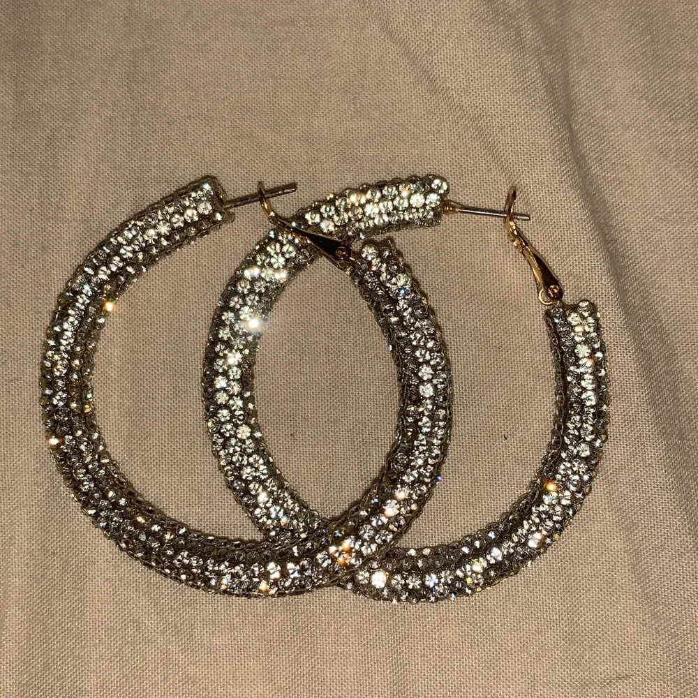 Hoops bought from Asos. Super cute and fancy, though too fancy for me which is why im selling them. Very lightweight! . Accessoarer.