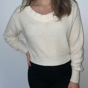 Stickad tröja - Vit stickad tröja från Gina. Storlek S. 