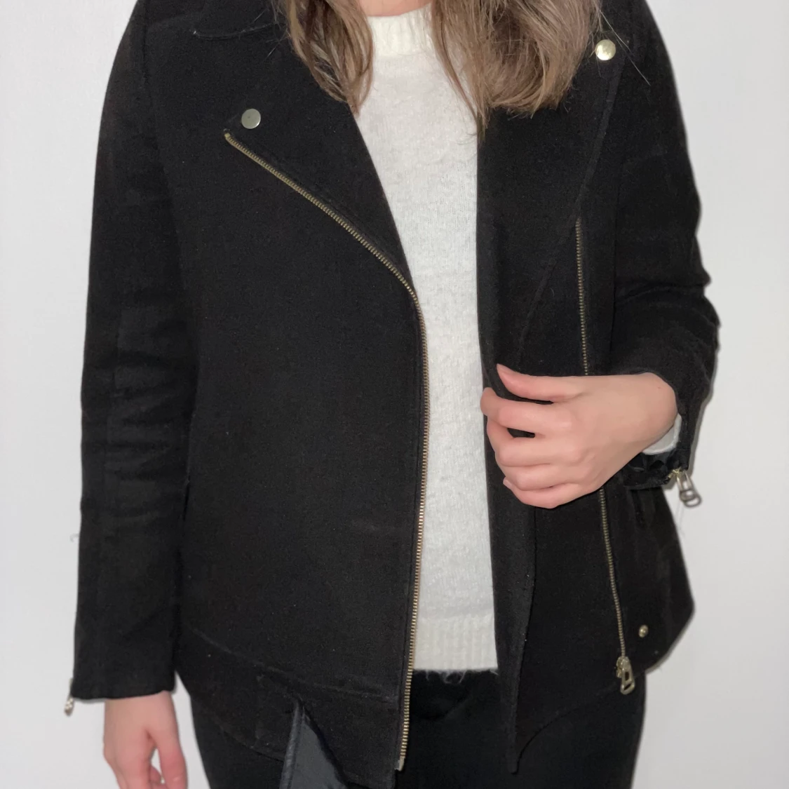 Svart kappa med gulddetaljer - 90