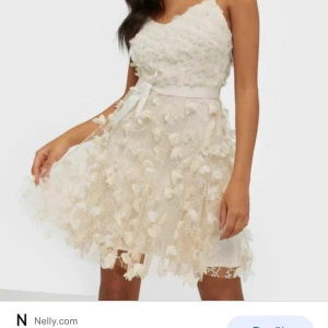 Ida Sjöstedt Marisol Dress Ivory - Säljer denna otroligt fina klänning, DM för bilder. Använd 1 gång. Nypris är 2999:- och just nu är rean på 1999. Kom gärna med prisförslag!