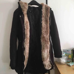  - En vinterjacka i storlek 34 väldigt skön och den går det över rumpan. Den är tyvärr för liten och måste säljas. Lurvig luva och på framsidan av jackan vid dragkedjan. Det finns band i minskande som man kan från in och ut för önskad åtdragen midjan 