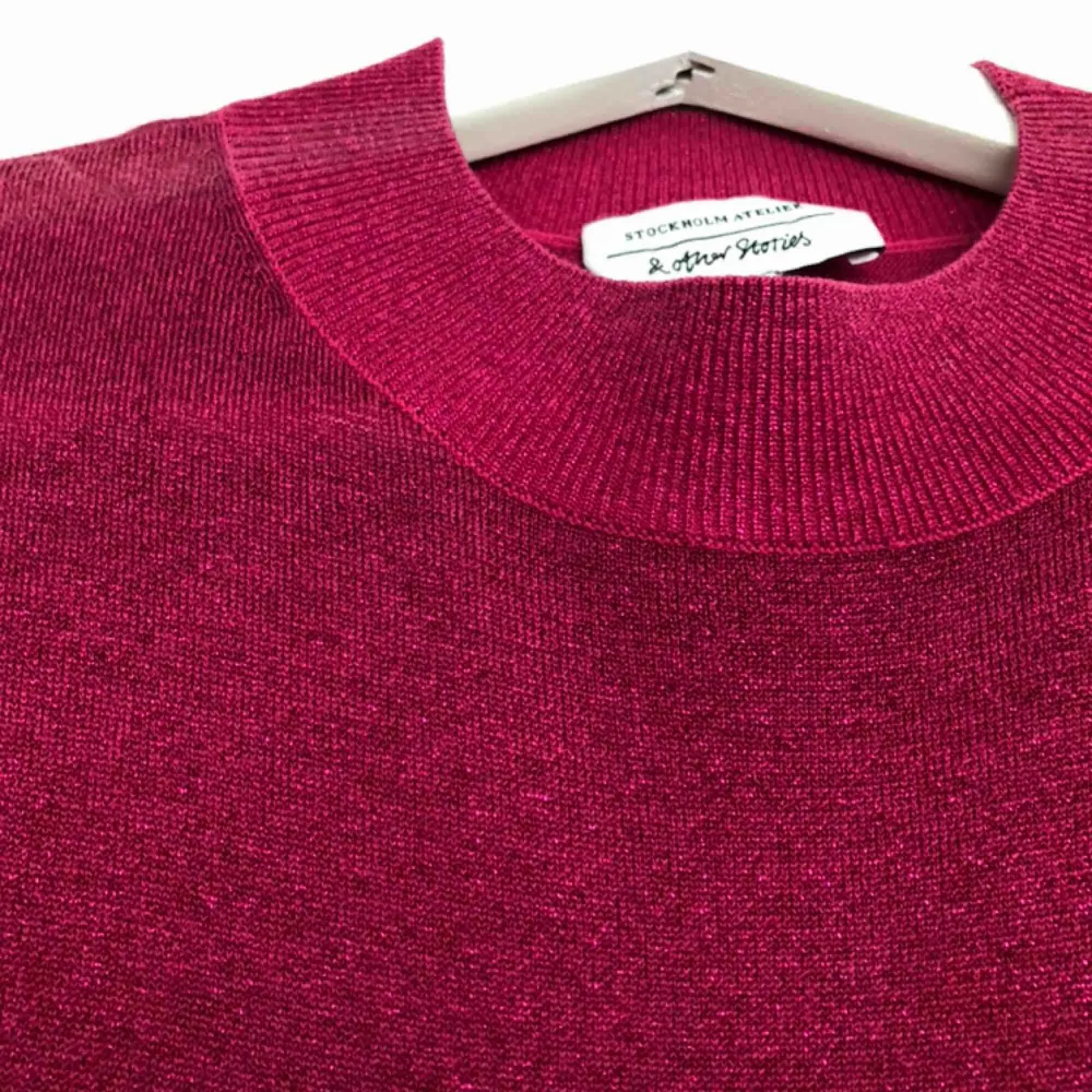 Fin rosaglittrig tröja från &Other stories! Knappt använd så i väldigt gott skick. Köparen står för frakt . Toppar.