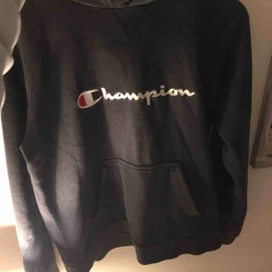  - Blå Champion hodie i fint skick, passar mig som har s/m vanligtvis🥰