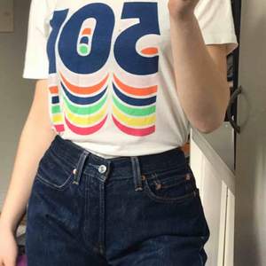 Retro levis t-shirt med deras 501, Frakt tillkommer, betalning sker via swish💕 bara att skicka ett meddelande vid frågor/om du vill ha fler bilder mm🥳 går alltid att pruta 