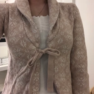 Söt kofta från Odd Molly - En gullig rosa kofta från Odd Molly. Storlek XS. Betalas via swish, priset är inklusive frakt!😊