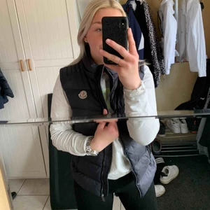  - Moncler väst superfin! Knappt använd men köpt ny nu. Skriv för mer bilder  Frakt ingår  