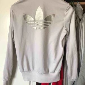  - Adidas tröja, vit och silver 