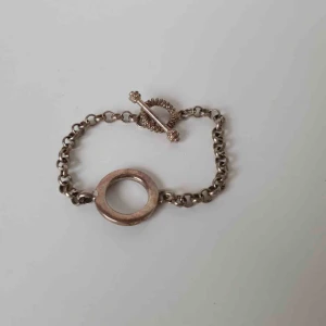  - Fint halsband! ✨ OBS! Vi kan ej garantera vilket material smycket är gjort i. Frakt ingår inte i priset. ✨