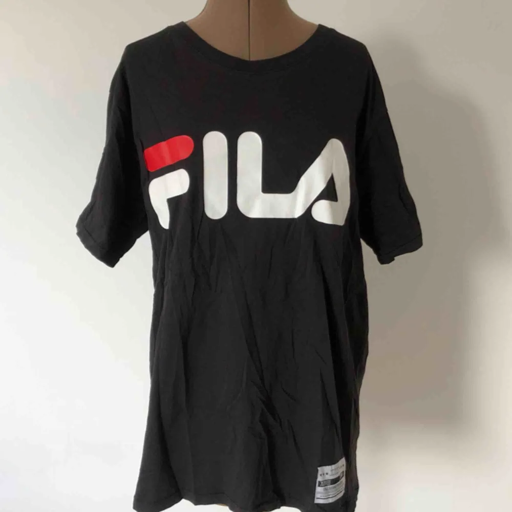 T-shirt i längre modell från FILA x Junkyard. Välanvänd men toppenskick. Priset är inklusive frakt.. T-shirts.