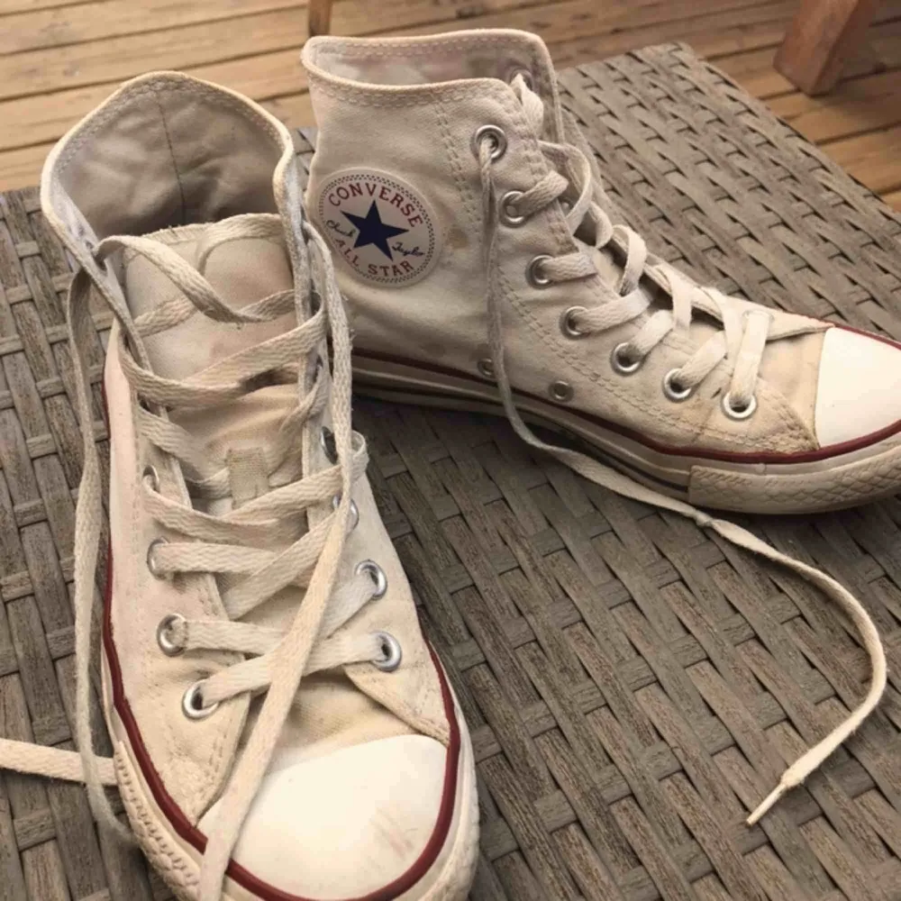 Ett par väldigt slitna vita Converse med lite fläckar, de mesta av smutsen går nog bort om man tvättar dem. Frakt är inte inräknat i priset.🥰. Skor.
