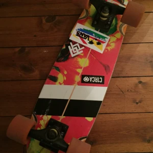 Longboard - Säljer min cruisar, märke Rune. Nypris 1699 kr, bra för sommarens äventyr och smidig att ha med. 