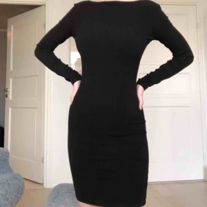  - Svart ribbad klänning med öppen rygg. Bra skick! Frakt tillkommer🥰
