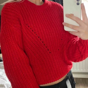 - En röd lite kortare stickad tröja från H&M. Använd en del förr men i väldigt fint skick! Kund står för frakt. 