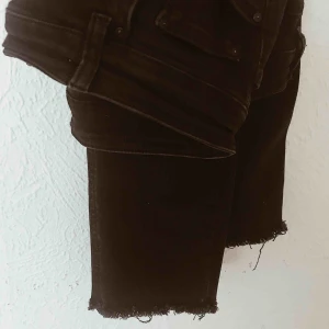  - Svart/gråa jeans med slitningar nedtill, riktigt snygga! Använda någon gång bara, nästan helt som nya. Du står för frakten!🥰