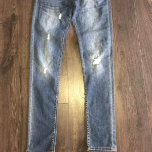  - Säljer mina fina blåa levi’s jeans som knappt är använda pga att dom vart korta i benen då jag är 178 lång. Jensen heter 711 SKINNY och har storleken 14 (år) antar jag!