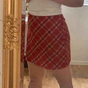  - Supersöt kjol som är köpt secondhand och som jag klippt då den var för lång för min smak. Tråden har gått upp lite på kanten men det syns knappt 💕 fri frakt 