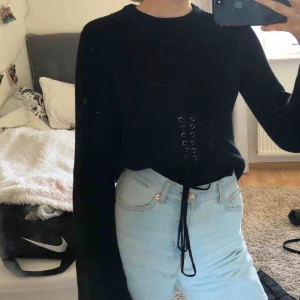  - Snygg svart stickad med knytning fram, den har även ganska vida armar. Passar XS - M skulle jag säga! Bra skick och väldigt bra kvalité på tröjan.  100kr och frakt tillkommer  (pris kan diskuteras)
