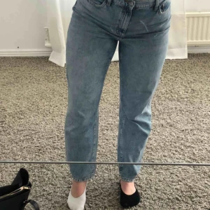  - jeansen är sällan använda, ganska nya (köpta ca för 1-2 månader sedan). använda ca 5 ggr. ankellånga.  frakt 100kr