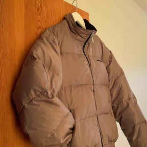  - Tjock grön dunjacka som går till höften på mig. Så fin, har fått massor av komplimanger för den. 