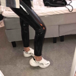  - Säljer mina lack byxor då de helt enkelt inte är min stil, knappt använda (Nyskick). Dom är i strl s och är köpta från Gina. Frakt ingår🥰