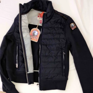Parajumpers - Helt ny PJS storlek XS med prislapp som jag fått i present , den är  från Johnells.  - Säljer då den inte passar min stil.  Nypris 2799:-   Fraktas mottagare står för frakt.