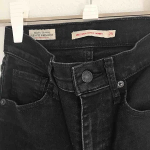  - Levi’s mile high super skinny svarta jeans strl 25. Knappt använda då de var för små tyvärr, köpta för mellan 1000-1200 kr. Väldigt bra kvalité, frakt tillkommer💗⚡️
