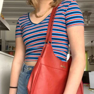 Randig Croptop - Randig topp från Gina, urringning både fram och bak. Nyskick! 30kr+ frakt 45kr Pris kan diskuteras🔴🔵⚪️