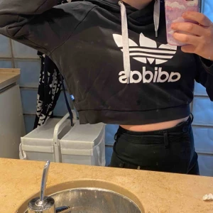  - En adidas hoodie som blev väl använd för ett bra tag sedan. Lite utträddas färg men som man ser på bilden ser den relativt ny ut, inga slitningar. Fläckarna som syns ligger på spegeln🥰🥰🥰
