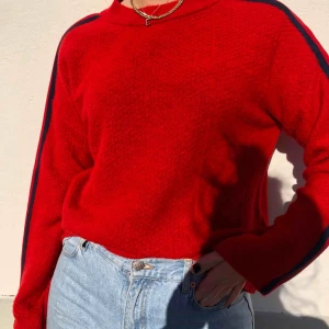  - Röd jättefin stickad långärmad tröja. Fin kvalité och knappt använd! Tröjan har detaljer på ärmen i färgerna röd, vit och blå:) 