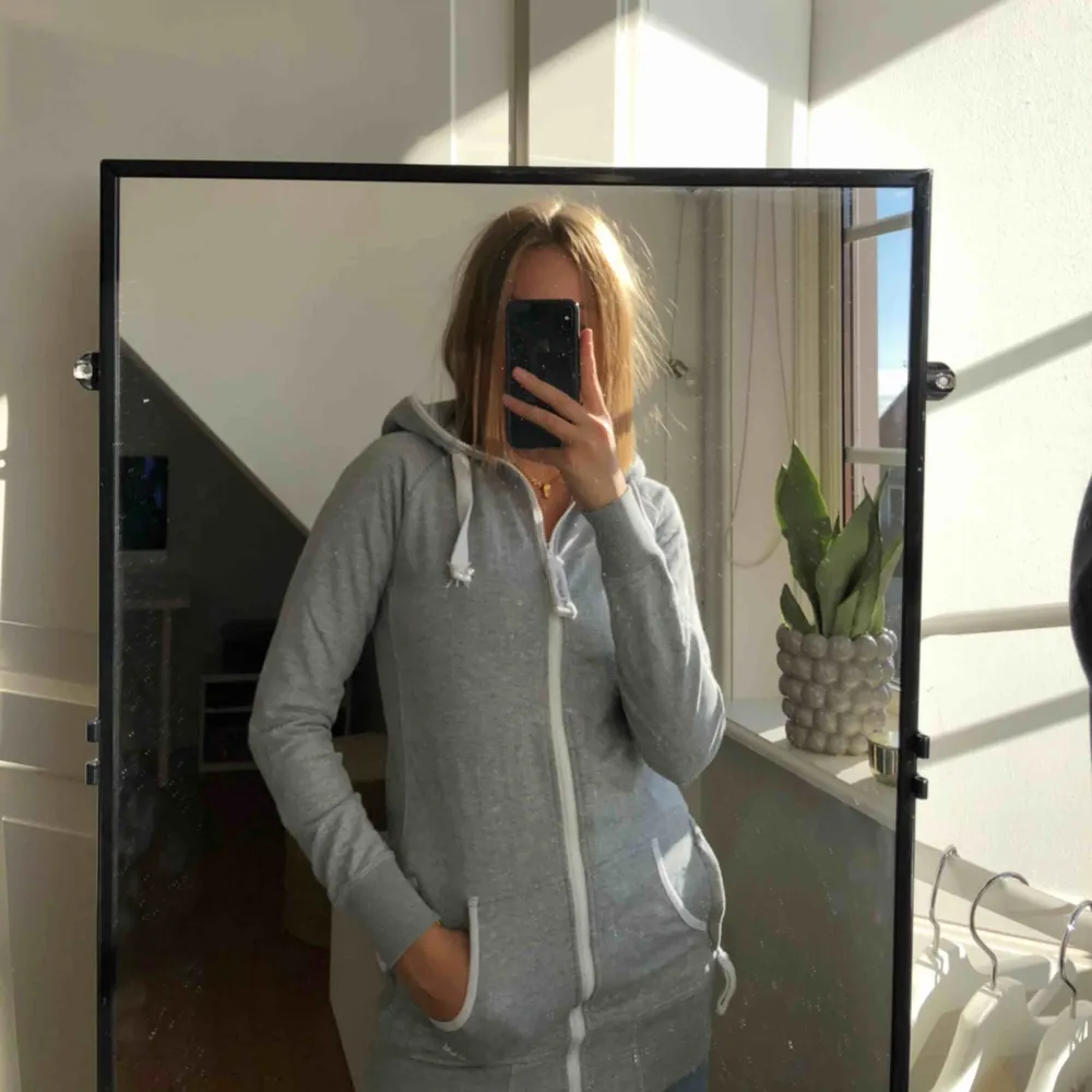 Såå mysig grå lång hoodie med dragkedja hela vägen upp från OnePiece!🤍 är som helt ny i skicket!! frakt tillkommer för köparen🥰. Tröjor & Koftor.