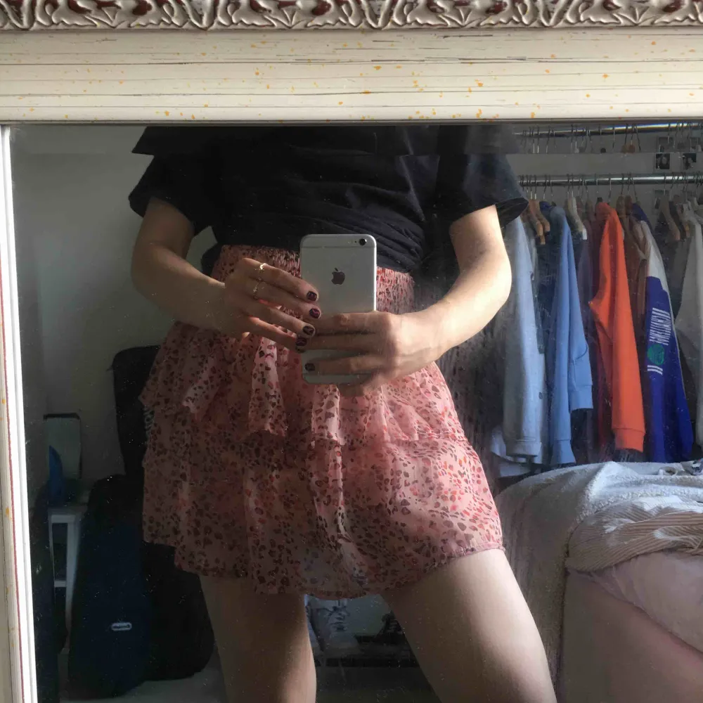 jättefin och gullig kjol köpt från nelly (vero moda). säljer då den inte kommer till använding! använd endast 1 gång så den är så gott som ny. Kjolar.