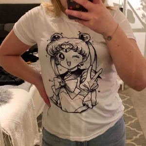  - Sailor Moon t-shirt i tunt, luftigt material. Jättemjuk och skön! Frakt tillkommer🌙💞