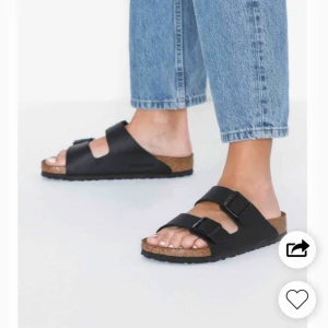  - Supertrendiga Svarta Birkenstocks i storlek 36. Aldrig använda, säljes pga felköp. Nypris 899:-🖤