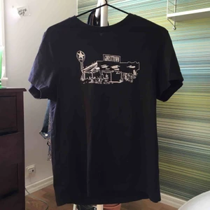  - Snygg t-shirt från weekday, dessvärre har den knappt  kommit till användning.  