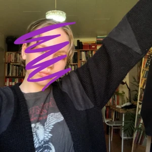 MONKI kofta - Suuuuper söt och as bekväm kofta från MONKI.🐞          Använd men i rätt så bra skick.🪐                                     Kontakta mig om fler bilde ro frågor!🌸