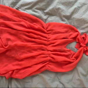  - Super fin jumpsuit , bandet går runt halsen och plagget har en v ringning