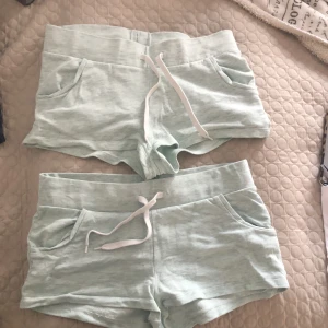 S - två lika dana mjukis sjorts från HM. Visar ej på då dem är för små för mig. Båda för 50, en för 35 köparen står för frakt om den ej kan mötas upp