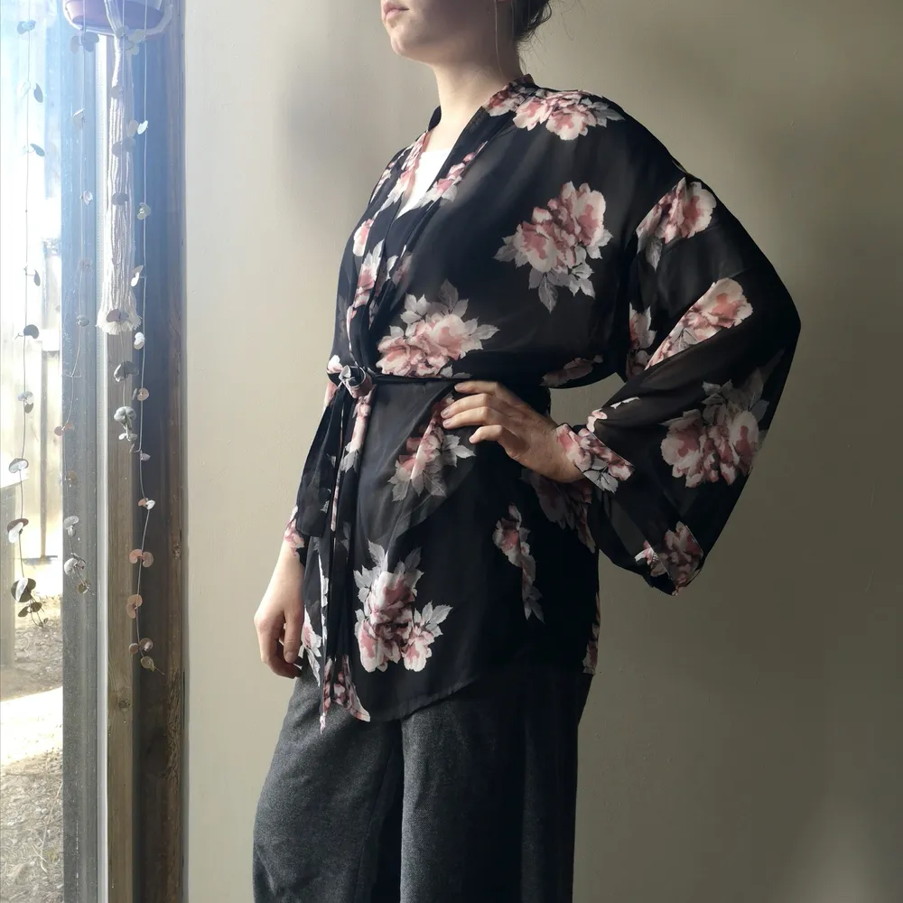 Tunn kimono i vackert japansk inspirerat blommönster 🌺🖤 Frakt tillkommer! . Tröjor & Koftor.