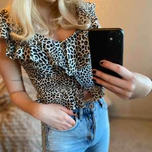 En fin leopardmönstrad blus med knappar framtill ifrån Zara. Aldrig använd alltså i gott skick. Frakt inkl. 