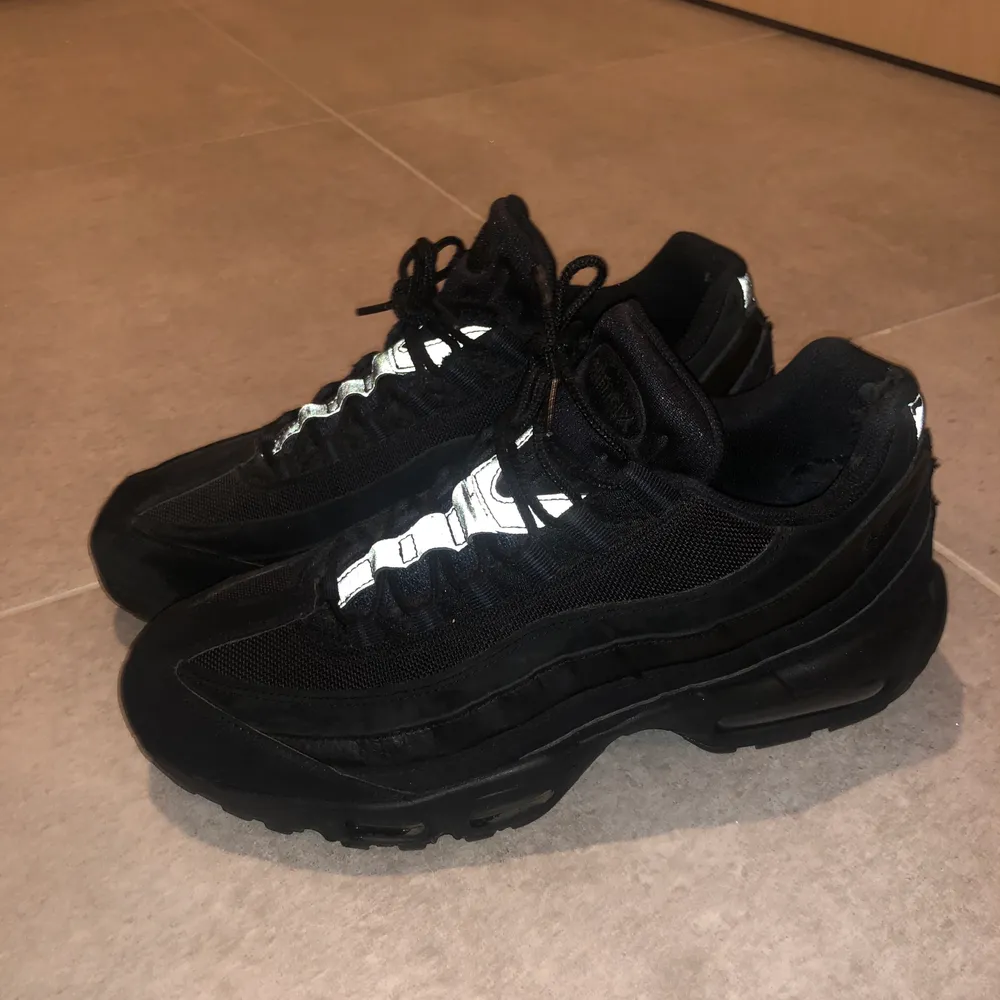 Air Max 95. Köpte i höstas på caliroots Göteborg för ca 1850kr. Dem är nedslitna vid insidan av hälen, främst på väster dojan, men absolut inget man märker när man går i dem. Utöver det är dem i superskick. Sugen på nya skor därför säljer jag dem.. Skor.